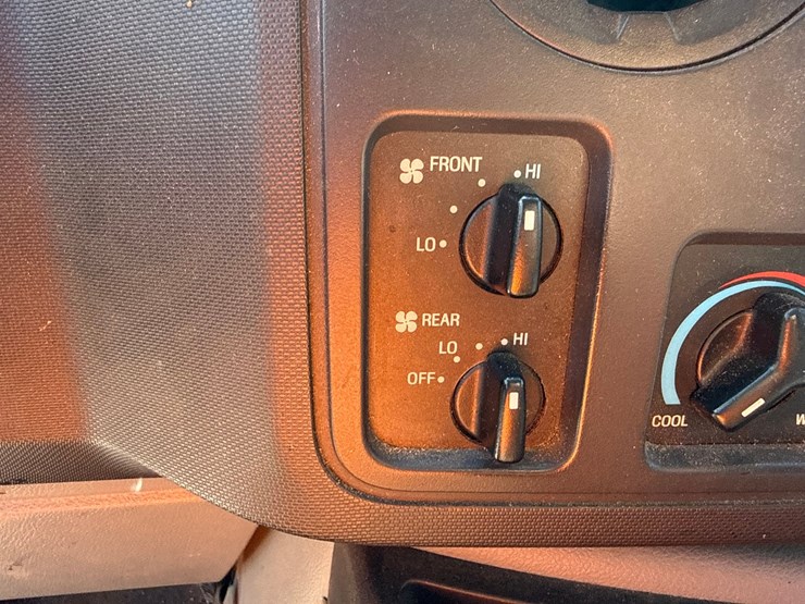 2010-ford-e350-image-40