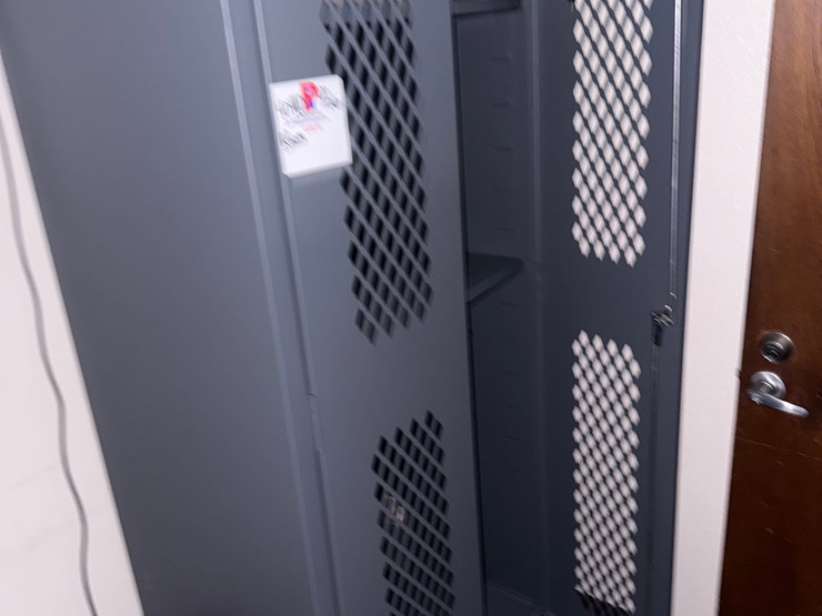 lot-w/-contents-of-gauge-room-including-(50+)-(unused)-in-act-&-non-api-up-to-11”-thread-gauge-&-metal-lockers-image-15