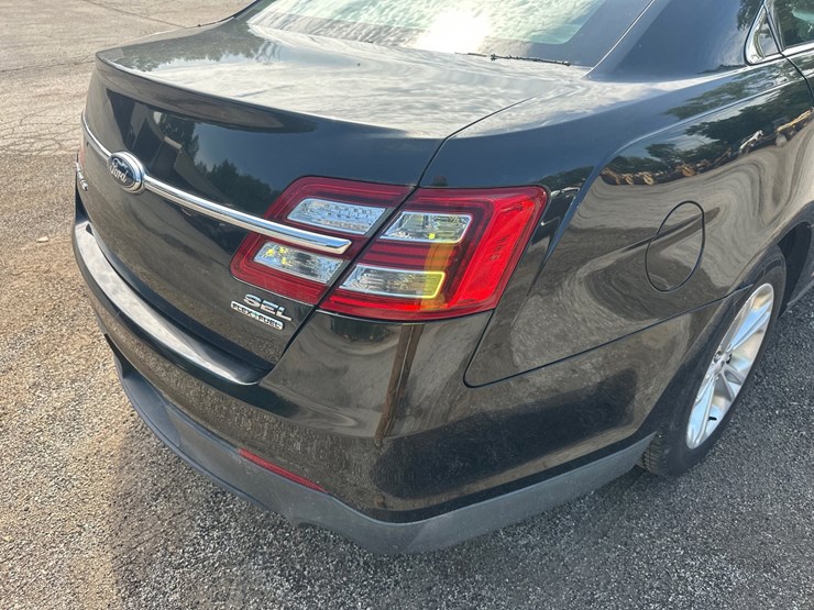 #2642-•-2013-ford-taurus-sedan-image-15