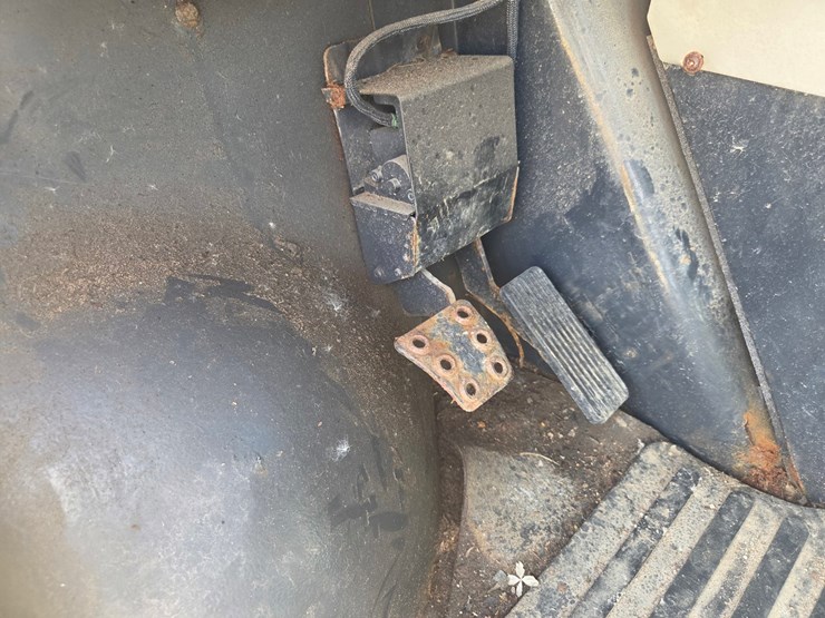 2004-bobcat-toolcat-5600-image-26