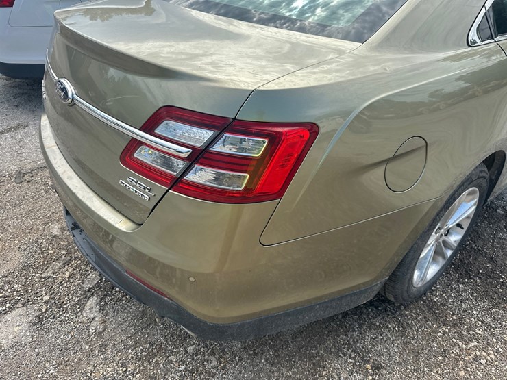 #2644-•-2013-ford-taurus-sedan-image-13