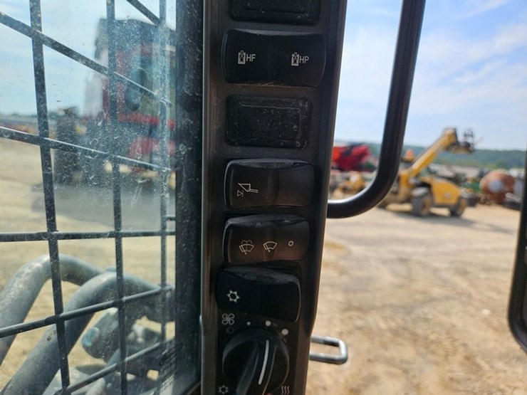 new-holland-l334-image-20