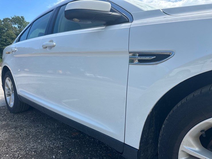 #2643-•-2015-ford-taurus-sedan-image-19