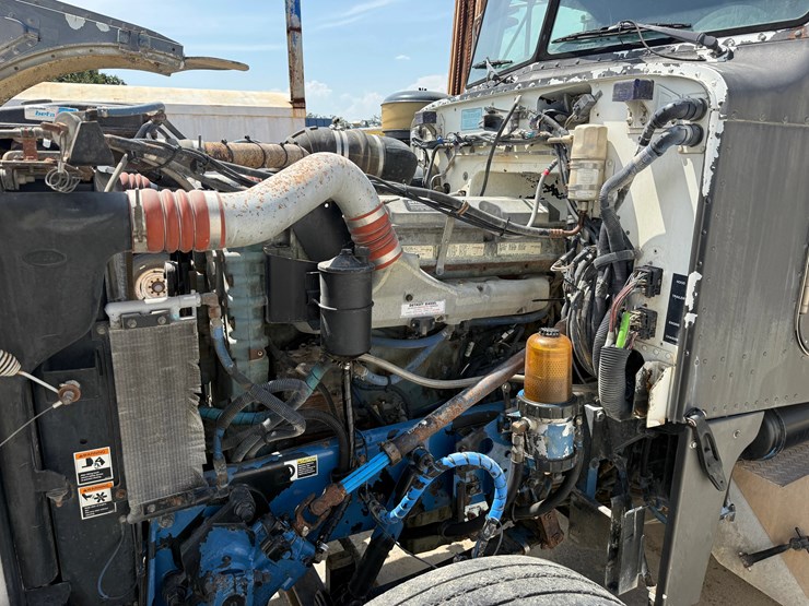 2002-peterbilt-379-image-21