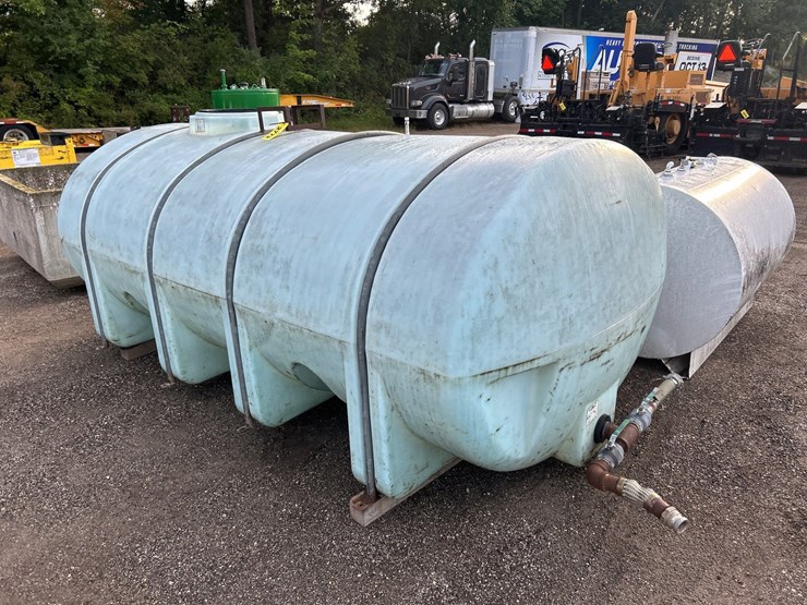 #2772-•-approx-1625-gallon-poly-tank-image-2