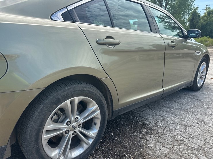 #2644-•-2013-ford-taurus-sedan-image-15
