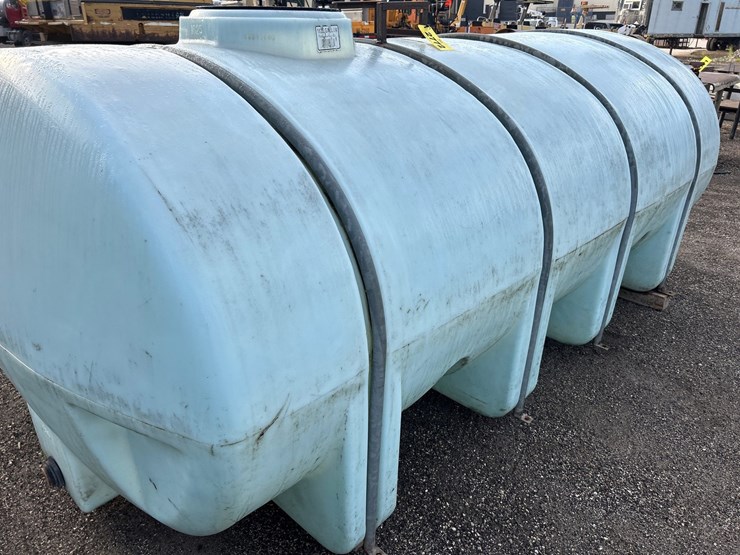 #2772-•-approx-1625-gallon-poly-tank-image-6