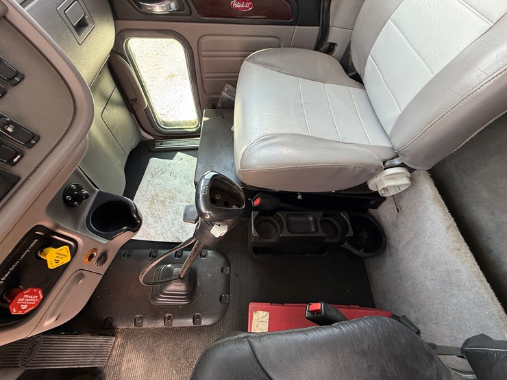 2012-peterbilt-367-image-25