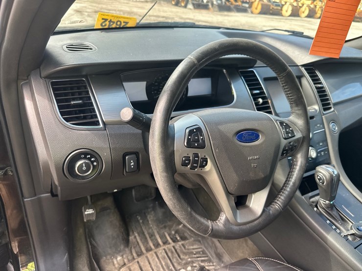 #2642-•-2013-ford-taurus-sedan-image-26