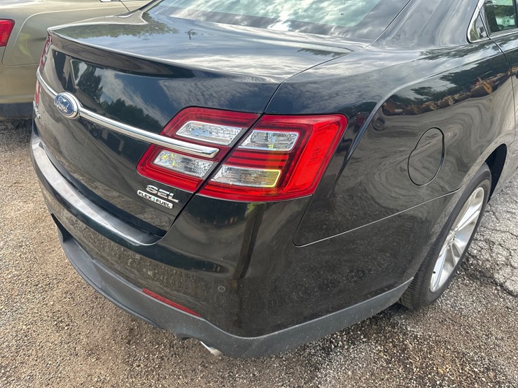 #2645-•-2012-ford-taurus-sedan-image-15
