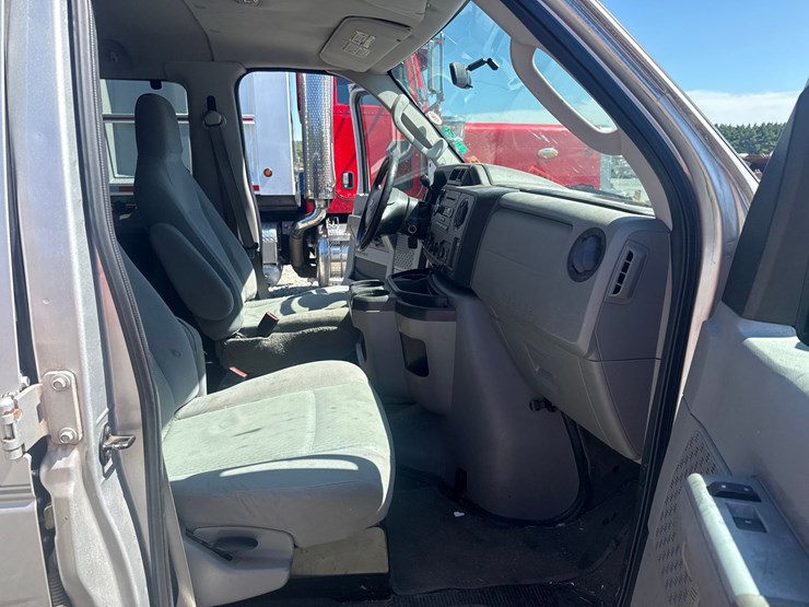 2010-ford-e350-image-30
