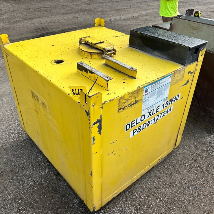 #2773 • Approx 300 Gallon Forkable Transfer Tank