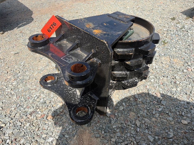 caterpillar-320-image-3
