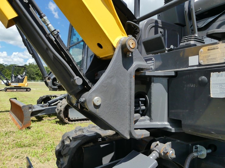 2023-new-holland-e17c-image-11