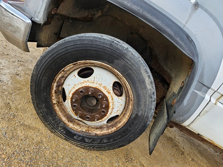 2000-gmc-3500-image-33