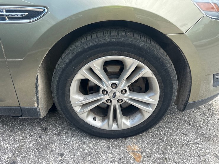 #2644-•-2013-ford-taurus-sedan-image-45