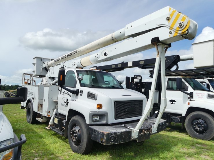 2006-chevrolet-c7500-bucket-truck-image-1
