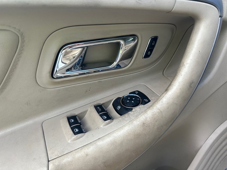 #2643-•-2015-ford-taurus-sedan-image-25