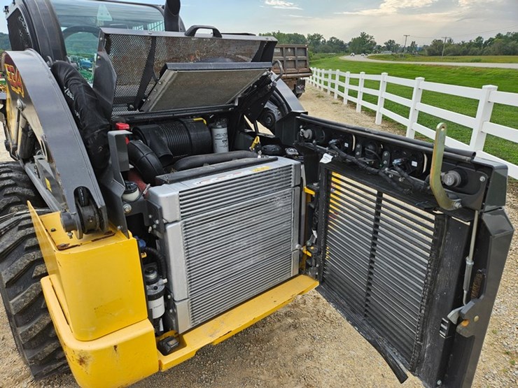 new-holland-l334-image-12