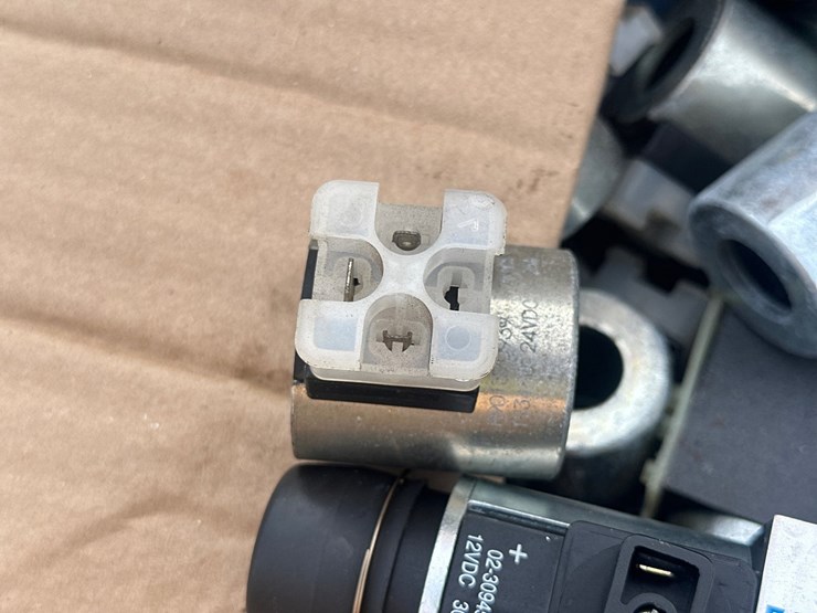 #2708-•-misc-eaton-parts-and-plugs-image-5