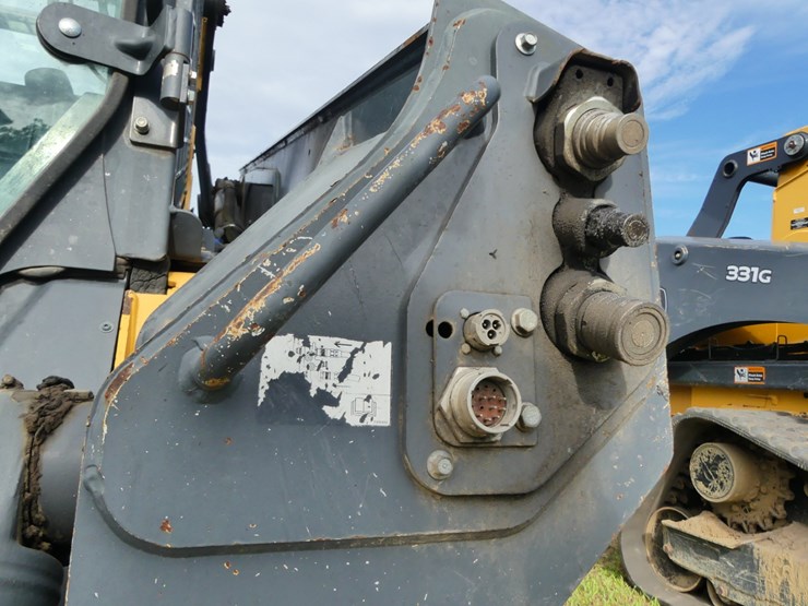 2017-deere-331g-image-11