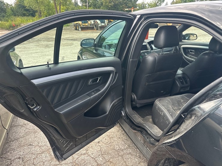 #2645-•-2012-ford-taurus-sedan-image-21