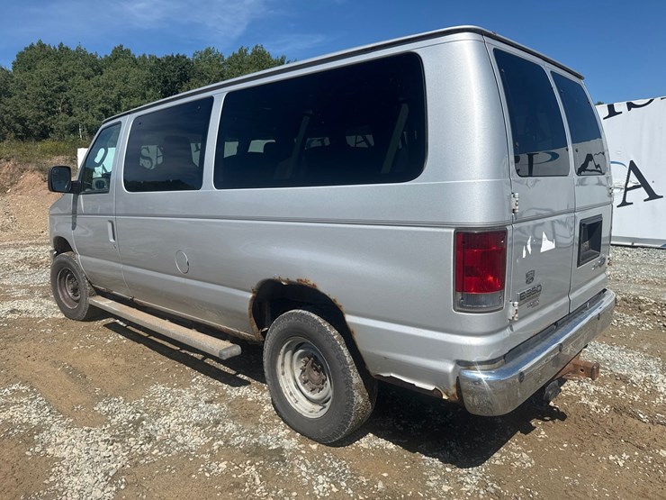 2010-ford-e350-image-3