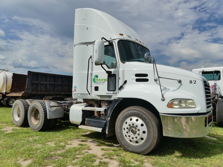 2012-mack-cxu613-image-1
