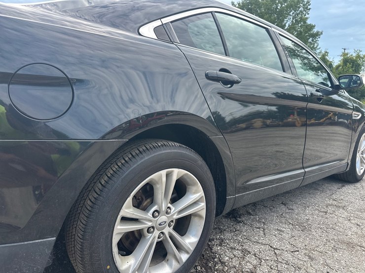 #2645-•-2012-ford-taurus-sedan-image-17