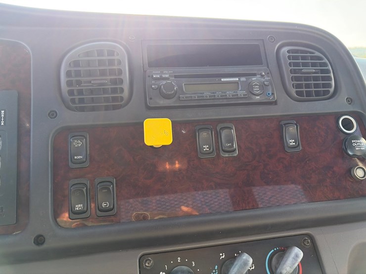 2015-freightliner-m2-106-image-15