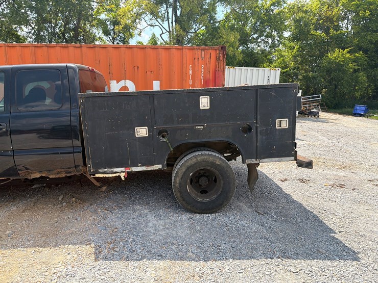 2004-chevrolet-3500-image-4