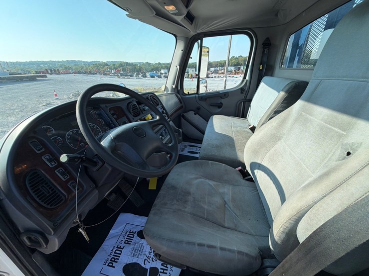 2015-freightliner-m2-106-image-14