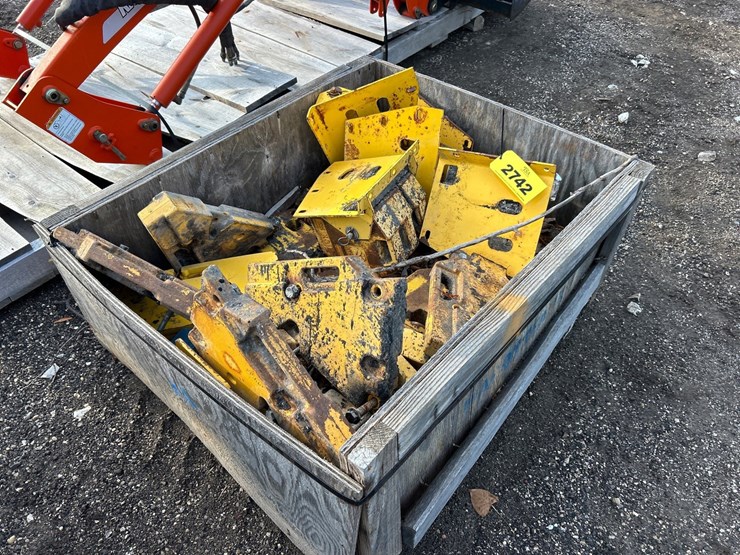 #2742-•-tote-of-misc.-equipment-counterweights-image-1