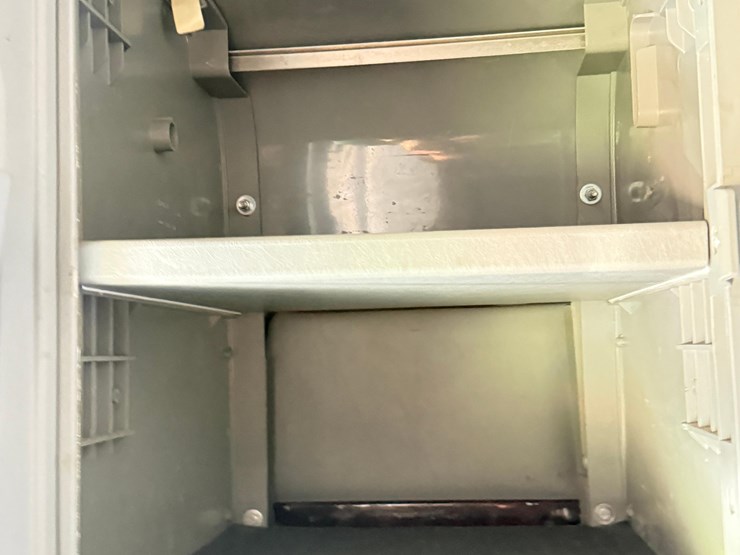 2018-freightliner-122sd-semi-image-38