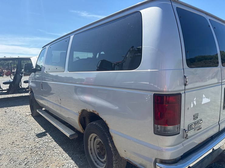 2010-ford-e350-image-17