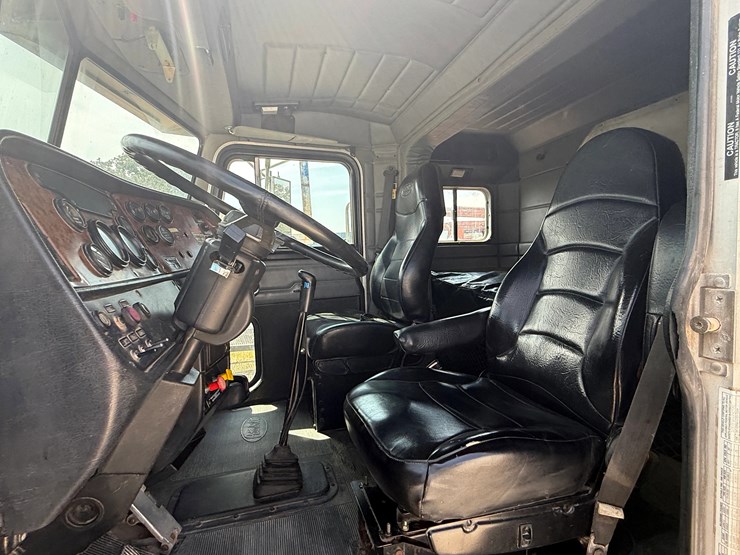 2002-peterbilt-379-image-13