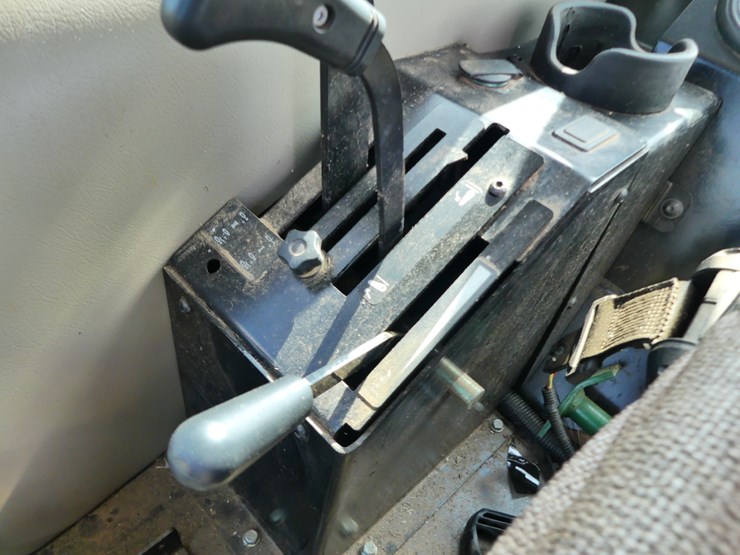 2013-john-deere-5055e-image-13
