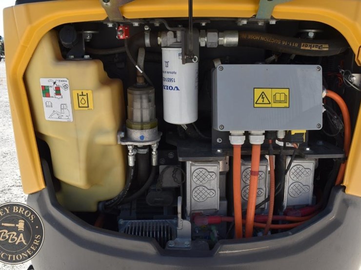 2022-volvo-ecr25-electric-image-48