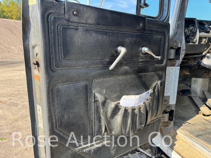 2001-mack-690s-image-22