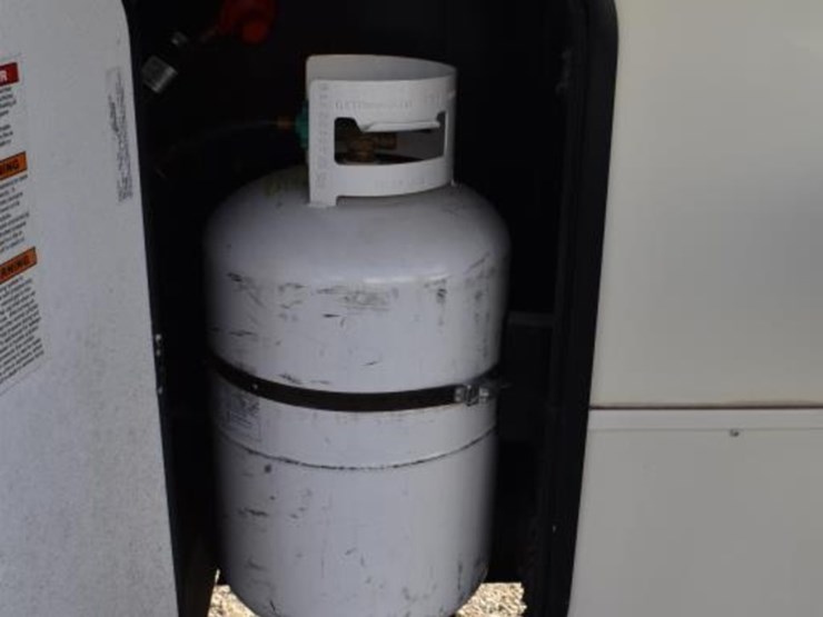 2019-wildcat-29rlx-5th-wheel-trailer-w/-3-slides-(vin-#-5zt3wcub2kg002818)-image-23