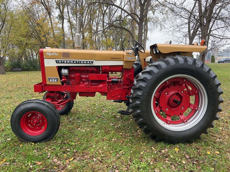 1970-656-farmall-hydro-diesel-row-crop-golden-demonstrator-image-2