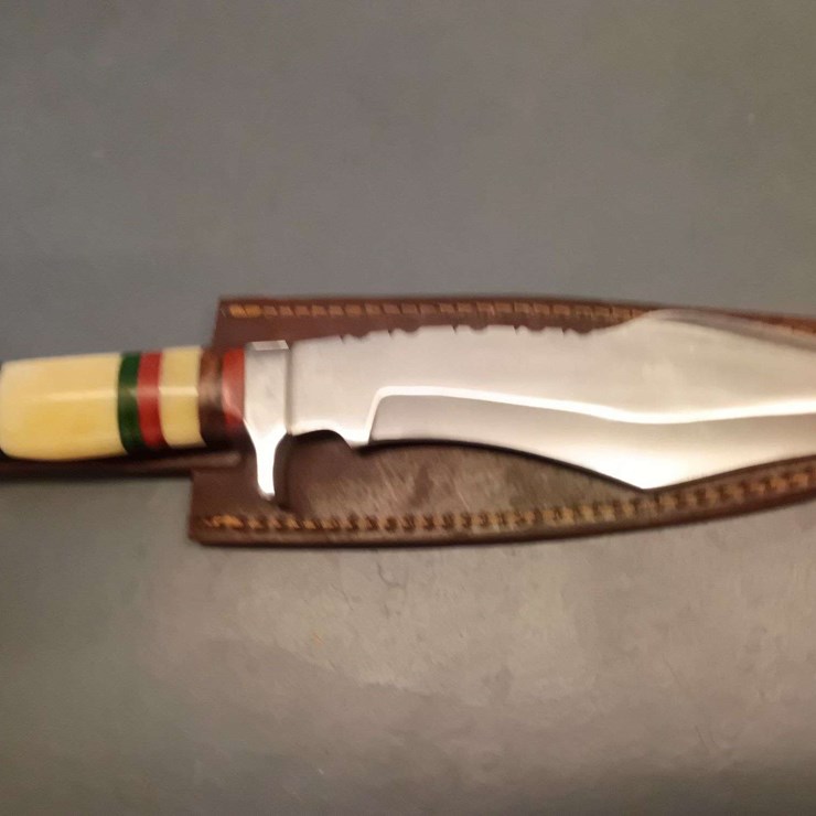 CUSTOM DAMASCUS STEEL FIXED BLADE KNIFE WITH CREAM/RED/GREEN STRIPED HANDLE