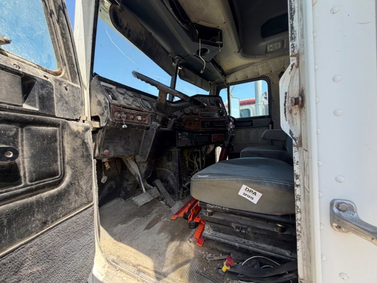 2000-freightliner-fld120-image-11