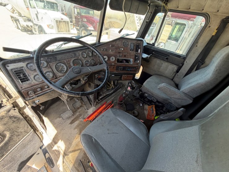 2000-freightliner-fld120-image-7