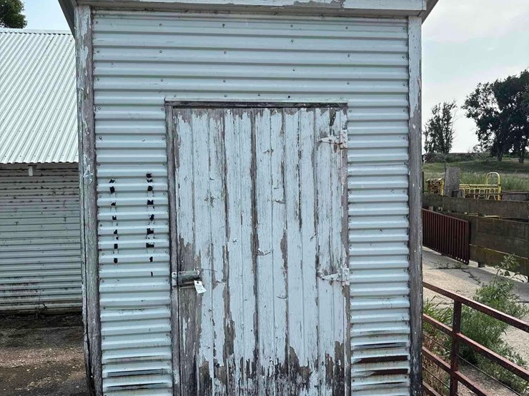 6’x6’-portable-feed-shed-image-2