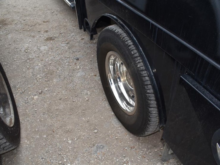 2025-ford-f350-image-11