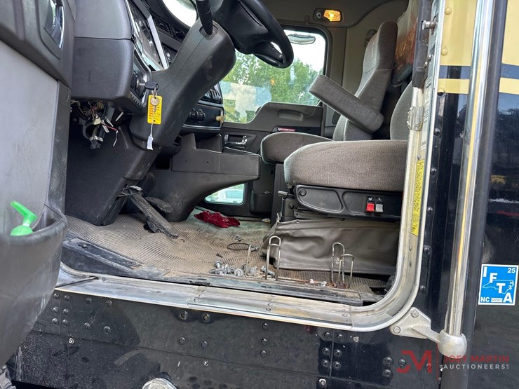 2014-kenworth-t800-image-30