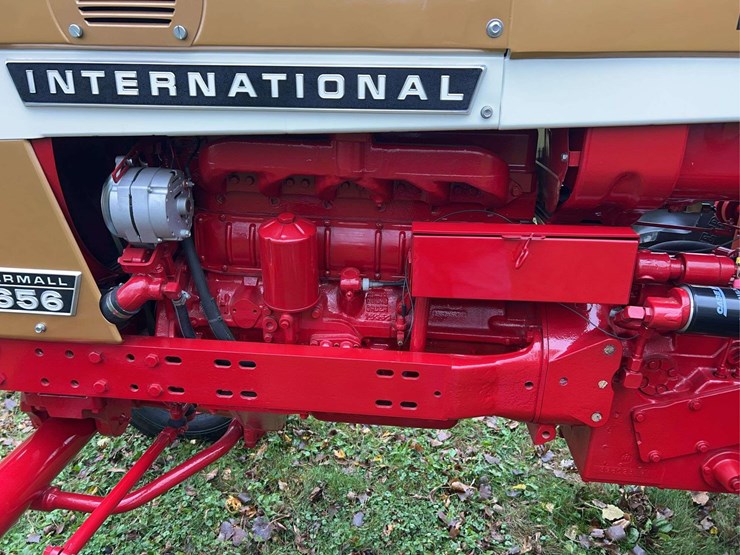 1970-656-farmall-hydro-diesel-row-crop-golden-demonstrator-image-60