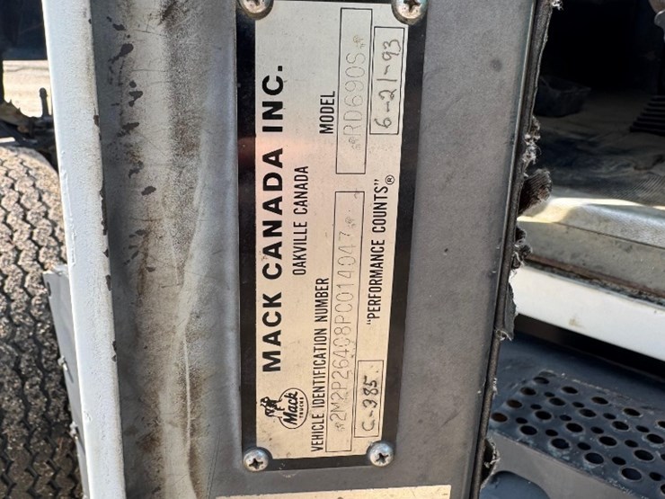 1993-mack-rd690s-image-6