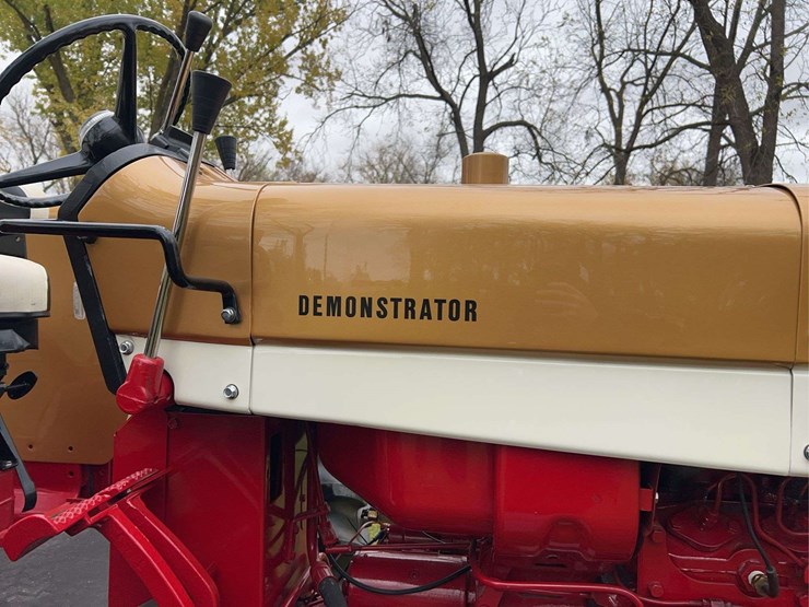 1970-656-farmall-hydro-diesel-row-crop-golden-demonstrator-image-34